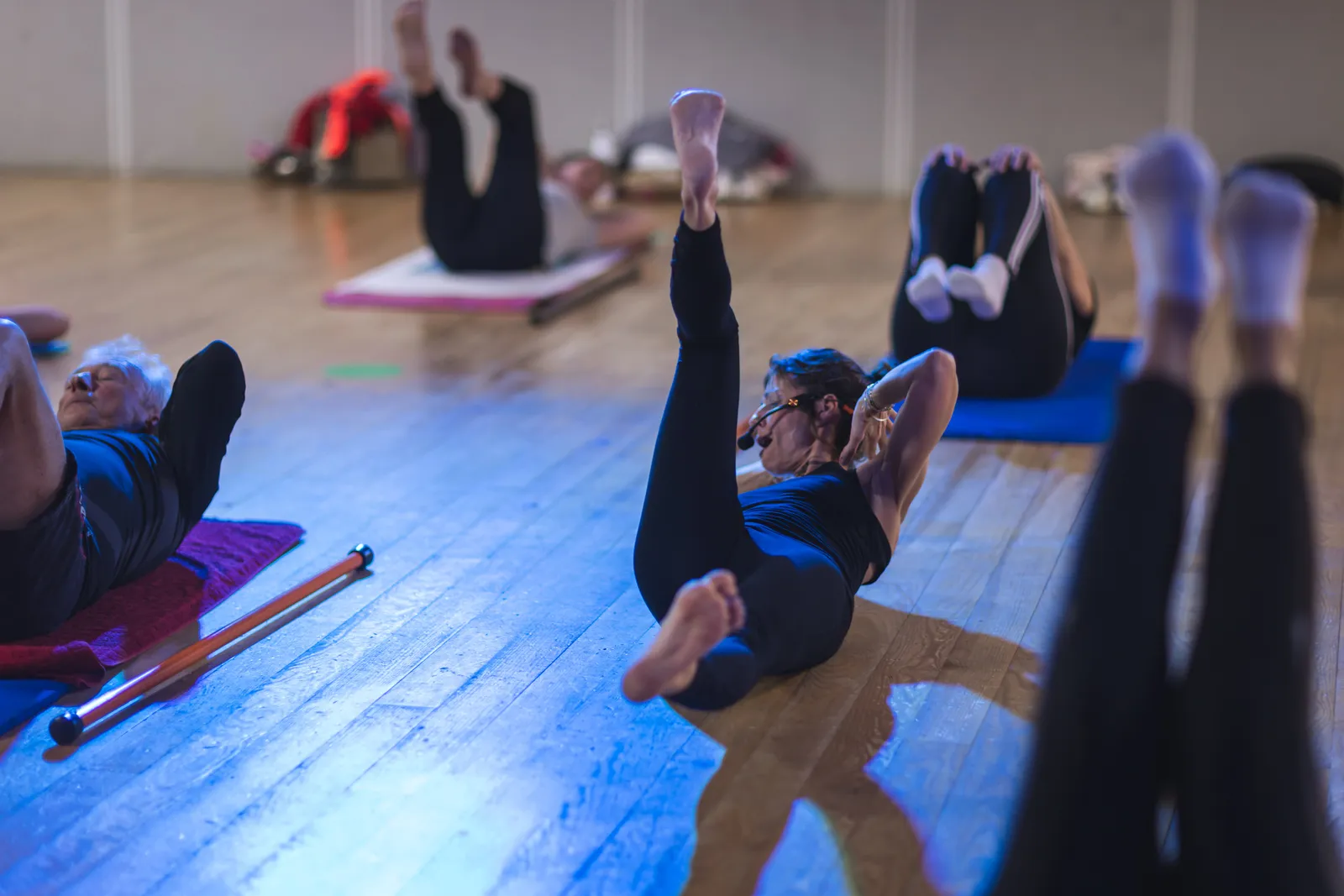 Exercice d'abdominaux profonds en cours de Pilates au club