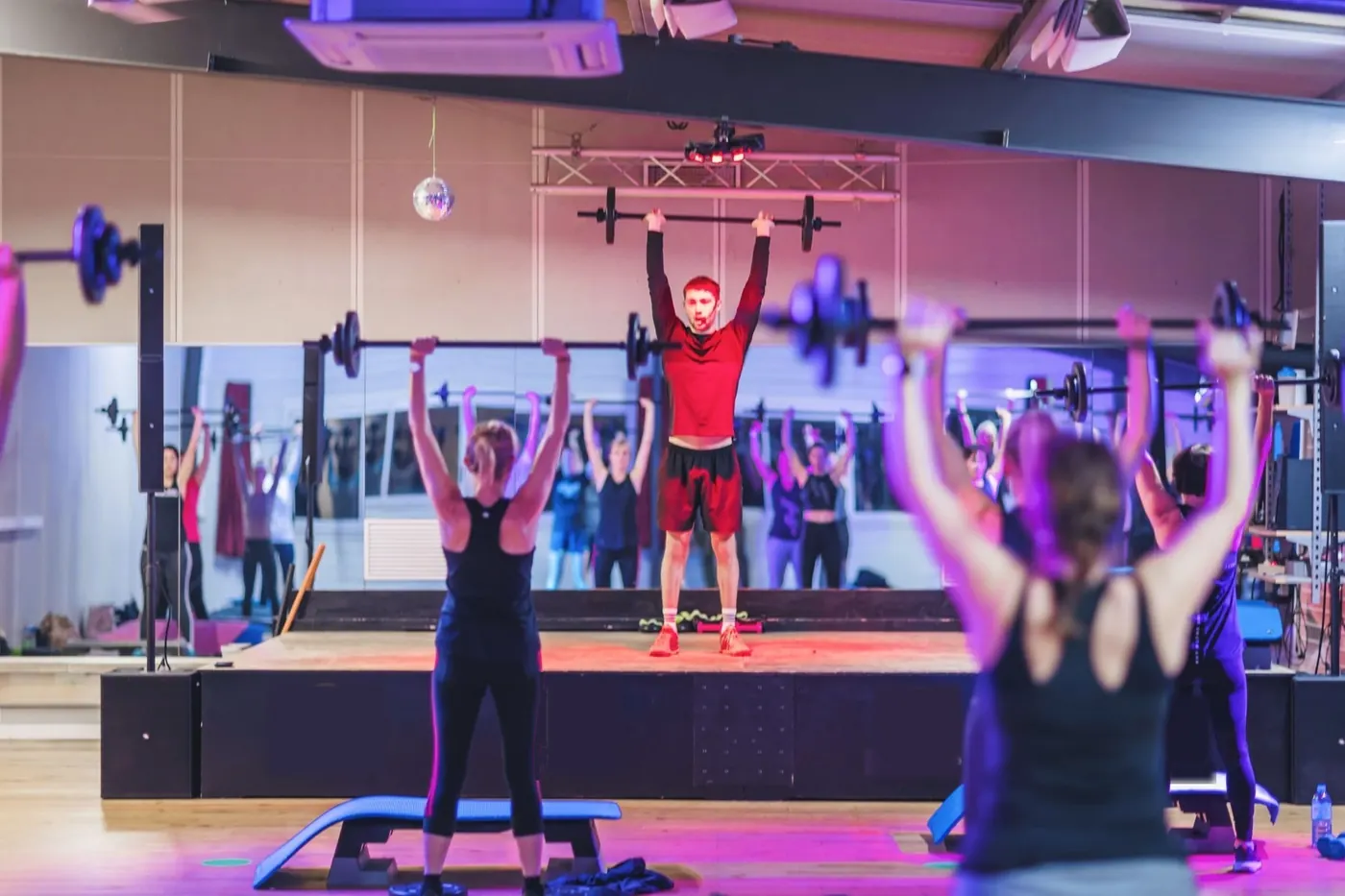 Cours collectif BODYPUMP sur la scène du club