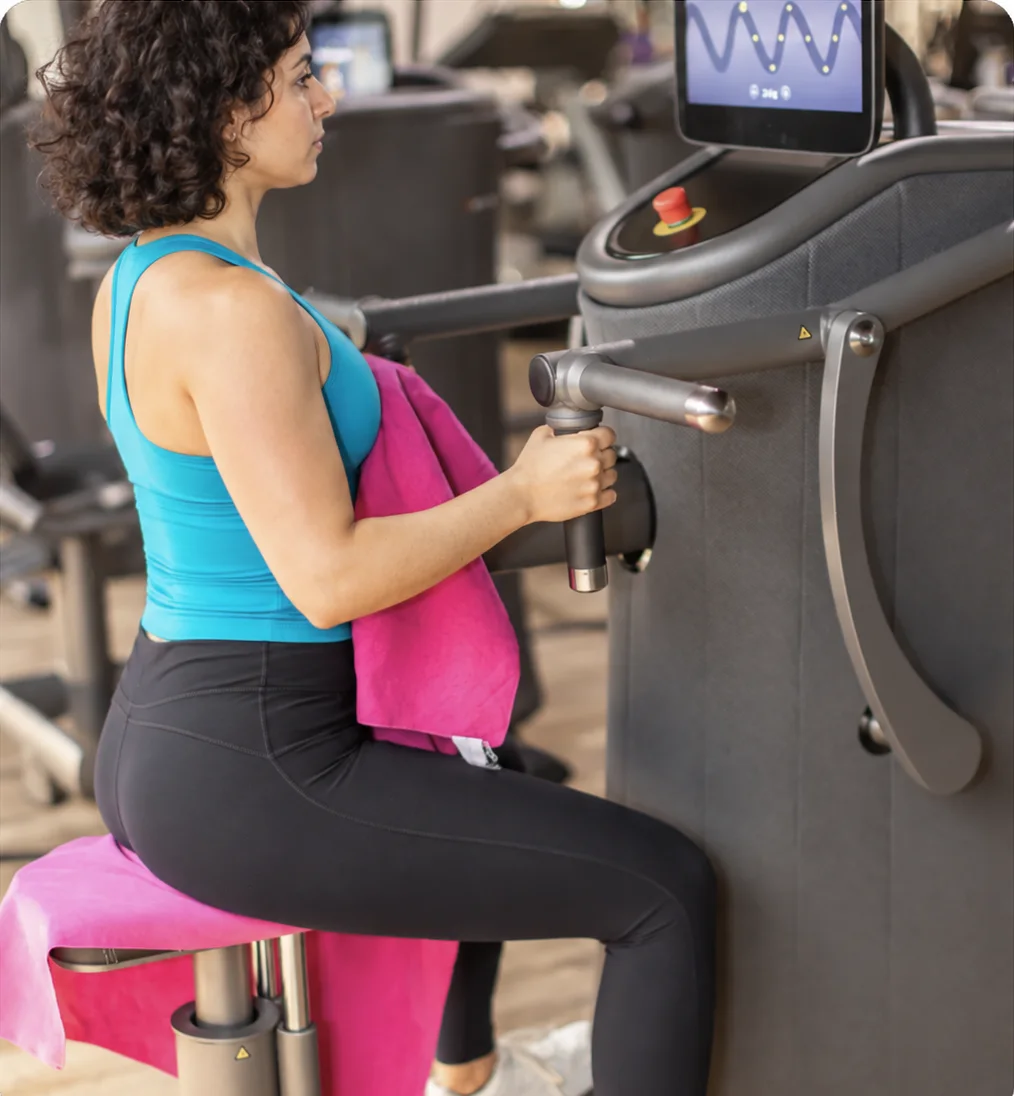 Séance de musculation guidée sur une machine EGYM