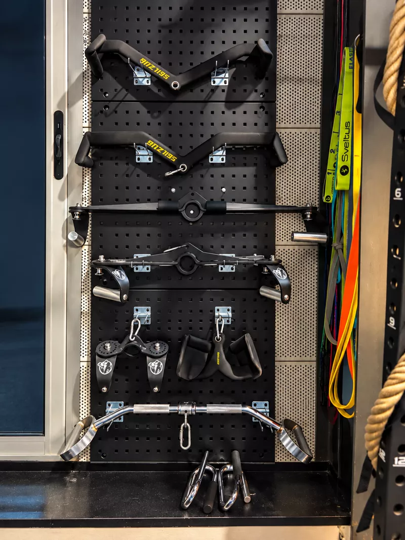 Mur de poignées et accessoires de tirage, élastiques de musculation