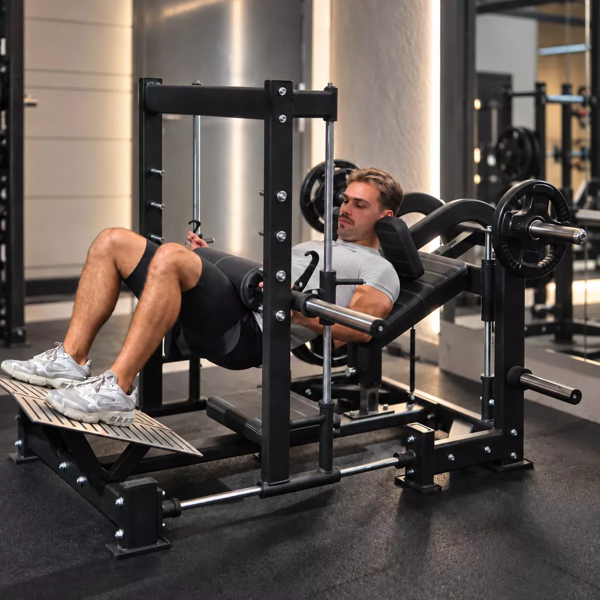 Adhérent sur la machine hip thrust 3D Titanium Strength à charges libres