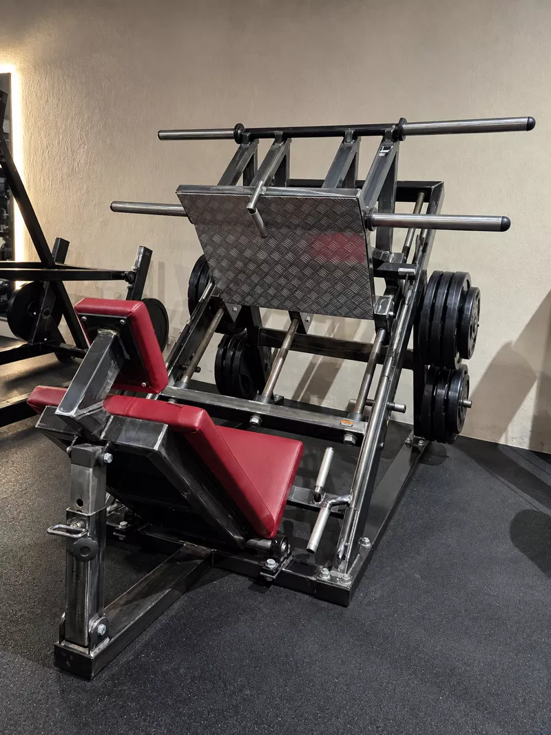 Presse à cuisses à charges libres du plateau musculation