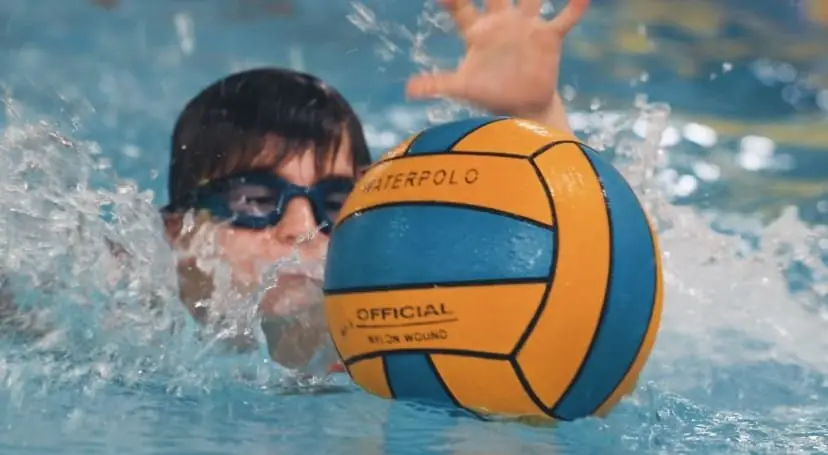 Enfant en cours de natation dans le bassin du club