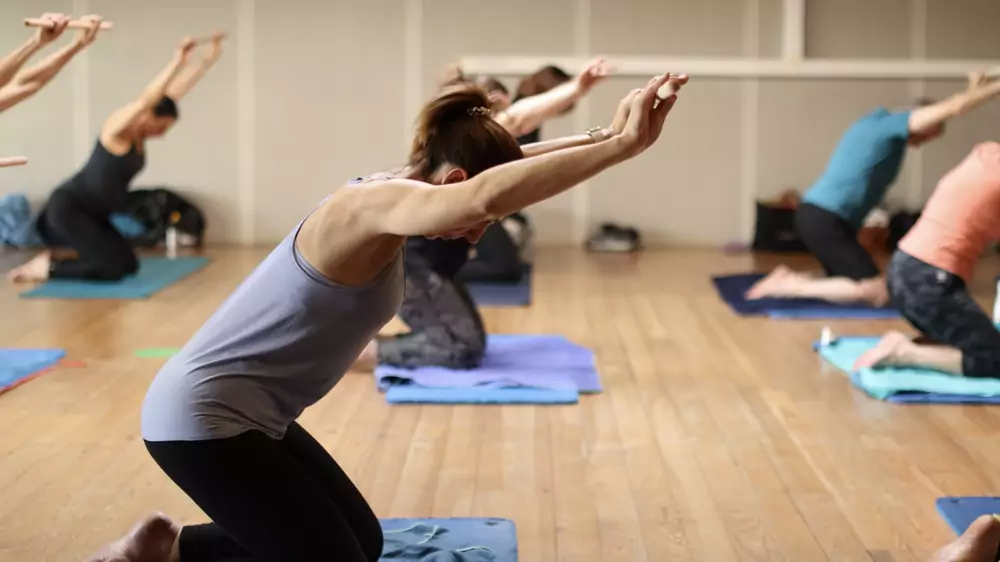 Adhérents en étirement pendant un cours bien-être au club SPORIUM FIT